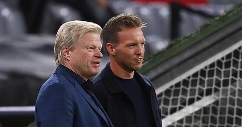 Oliver Kahn (l) mit Bundestrainer Julian Nagelsmann. (Archivbild)