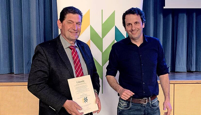 Eberhard Zucker aus Vaihingen (links) ist zum Ehrenvorsitzenden des Kreisbauernverbands ernannt worden. Zuvor hatte der 60-J&auml;hrige den Vorsitz an seinen Nachfolger Stefan Kerner (40) aus Erlenbach &uuml;bergeben.
Foto: Katharina Niethammer