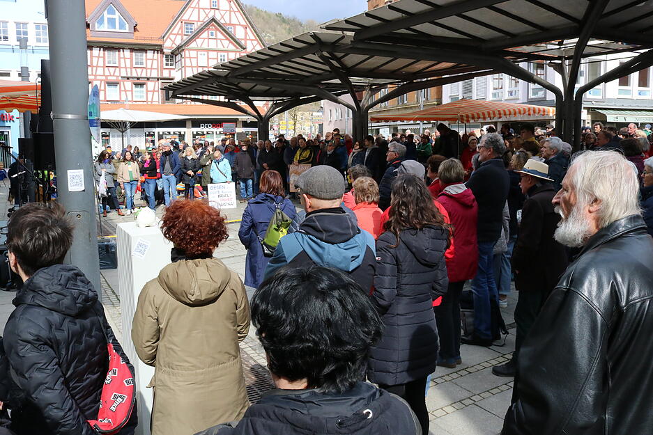 Demo mit 350 Menschen in K&uuml;nzelsau gegen die AfD