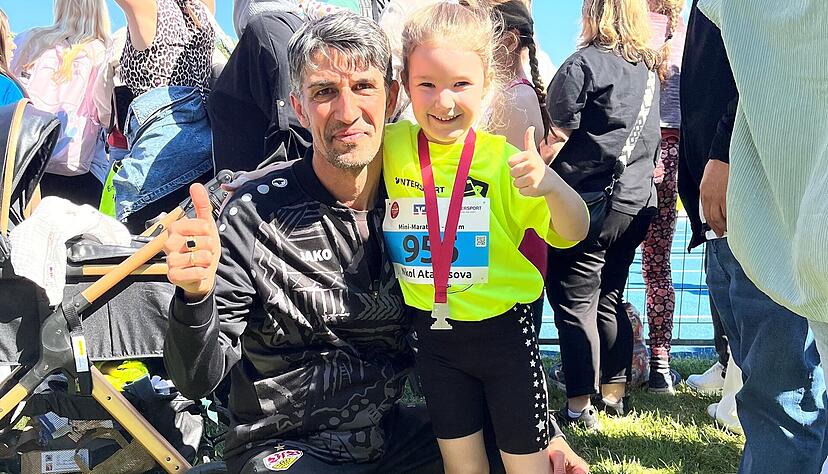 Stolzer Vater Dima Atanasova mit seiner Tochter Nikole beim Trollinger-Marathon. Stolzer Vater Dima Atanasova mit seiner Tochter Nikole beim Trollinger-Marathon.