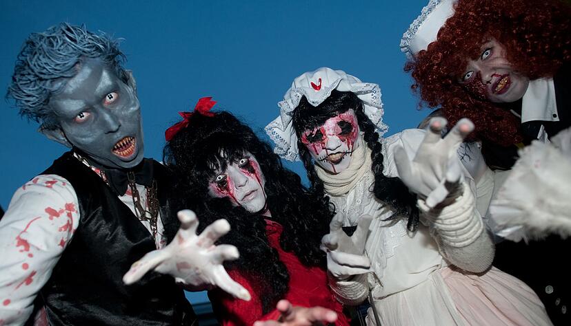 Gruselige Fahrgemeinschaft: Unkenntlich maskiert oder in behindernden Kostümen steigen Halloween-Fans besser nicht hinters Lenkrad. Gruselige Fahrgemeinschaft: Unkenntlich maskiert oder in behindernden Kostümen steigen Halloween-Fans besser nicht hinters Lenkrad.