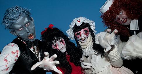 Gruselige Fahrgemeinschaft: Unkenntlich maskiert oder in behindernden Kostümen steigen Halloween-Fans besser nicht hinters Lenkrad. Gruselige Fahrgemeinschaft: Unkenntlich maskiert oder in behindernden Kostümen steigen Halloween-Fans besser nicht hinters Lenkrad.