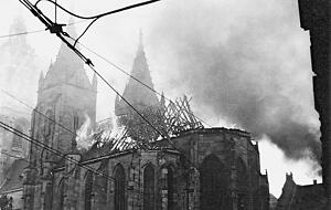 Bereits am 10. September 1944 wurde die Kilianskirche bei einem Bombenangriff schwer beschädigt, zudem am 12. Oktober 1944 und beim "Endkampf" um Heilbronn im April 1945. Bereits am 10. September 1944 wurde die Kilianskirche bei einem Bombenangriff schwer beschädigt, zudem am 12. Oktober 1944 und beim "Endkampf" um Heilbronn im April 1945.