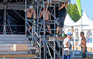 Vom Technikturm aus werden Ton, Licht und Video&uuml;bertragung geregelt. Zwei Tage vor dem Start wird das Ger&uuml;st fertig aufgestellt.