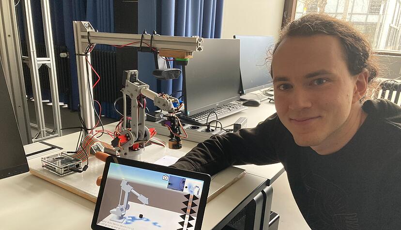 Markus Dörr hat einen Roboter mit App-Steuerung konstruiert.
Foto: Simon Gajer