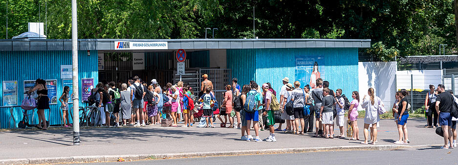 Vor dem Freibad Gesundbrunnen bildeten sich lange Schlangen am Eingang.