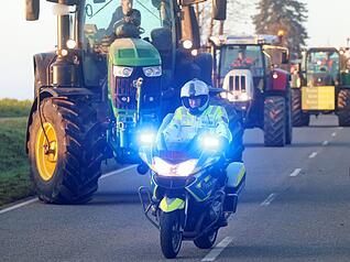 Die Polizei sichert den Protest in Bad Wimpfen ab.
