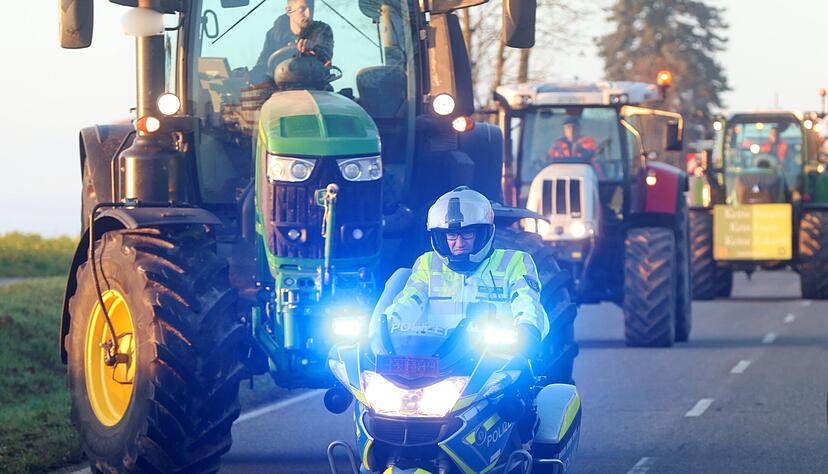 Die Polizei sichert den Protest in Bad Wimpfen ab.