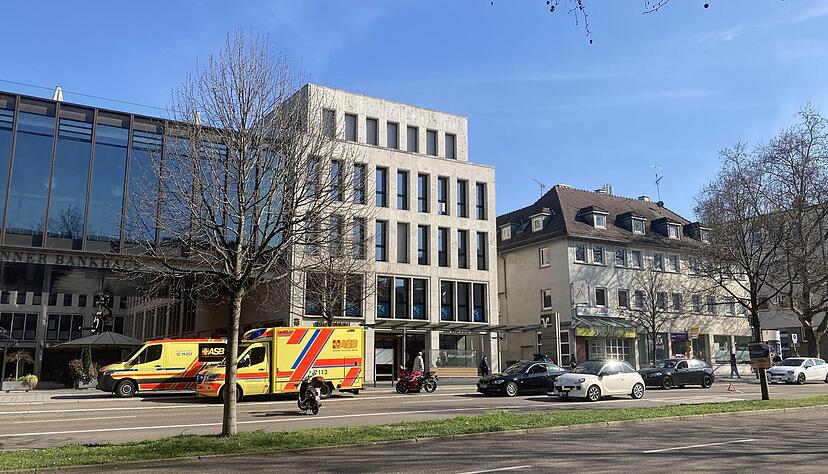 Bei dem Unfall in der Allee in der Heilbronner Innenstadt am Donnerstagnachmittag sind auch Rettungskräfte vor Ort. Bei dem Unfall in der Allee in der Heilbronner Innenstadt am Donnerstagnachmittag sind auch Rettungskräfte vor Ort.
