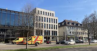 Bei dem Unfall in der Allee in der Heilbronner Innenstadt am Donnerstagnachmittag sind auch Rettungskr&auml;fte vor Ort.