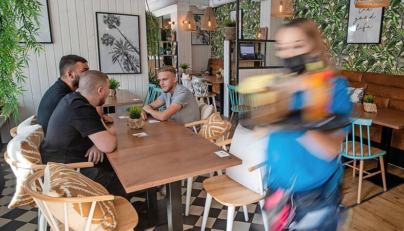Ab kommenden Montag soll in Innenräumen und bei Veranstaltungen in Baden-Württemberg die 3G-Regel gelten. Wer in ein Restaurant, zum Friseur oder zum Konzert will, muss geimpft, genesen oder getestet sein.
Fotos: dpa Ab kommenden Montag soll in Innenräumen und bei Veranstaltungen in Baden-Württemberg die 3G-Regel gelten. Wer in ein Restaurant, zum Friseur oder zum Konzert will, muss geimpft, genesen oder getestet sein.
Fotos: dpa