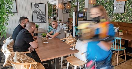 Ab kommenden Montag soll in Innenräumen und bei Veranstaltungen in Baden-Württemberg die 3G-Regel gelten. Wer in ein Restaurant, zum Friseur oder zum Konzert will, muss geimpft, genesen oder getestet sein.
Fotos: dpa