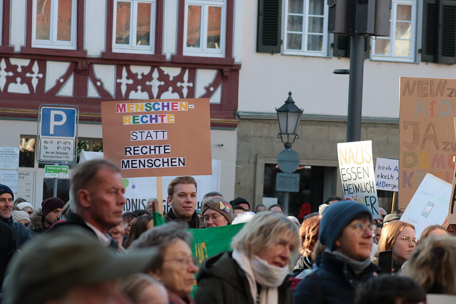 Etwa 1500 bis 2000 Menschen sind zur Demo nach Öhringen gekommen, schätzt die Polizei. Die Redner kamen von Parteien und aus anderen gesellschaftlichen Gruppen. Etwa 1500 bis 2000 Menschen sind zur Demo nach Öhringen gekommen, schätzt die Polizei. Die Redner kamen von Parteien und aus anderen gesellschaftlichen Gruppen.