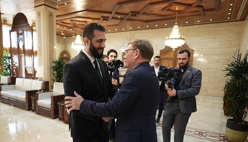 Im Oktober traf Außenminister Johann Wadephul (CDU) den syrischen Übergangspräsidenten, Ahmed al-Scharaa, in Damaskus. (Archivfoto) Im Oktober traf Außenminister Johann Wadephul (CDU) den syrischen Übergangspräsidenten, Ahmed al-Scharaa, in Damaskus. (Archivfoto)