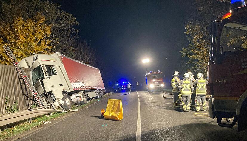 Unfall auf B27: Lkw prallt gegen Lärmschutzwand Unfall auf B27: Lkw prallt gegen Lärmschutzwand