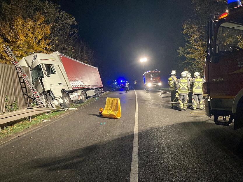 Unfall auf B27: Lkw prallt gegen Lärmschutzwand Unfall auf B27: Lkw prallt gegen Lärmschutzwand