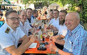 Extra zum Weindorf angereist: Besatzungsmitglieder des Minentauchereinsatzboots "Bad Rappenau". Die Soldaten genießen das Flair im Schlosspark.
Fotos: Plapp-Schirmer Extra zum Weindorf angereist: Besatzungsmitglieder des Minentauchereinsatzboots "Bad Rappenau". Die Soldaten genießen das Flair im Schlosspark.
Fotos: Plapp-Schirmer