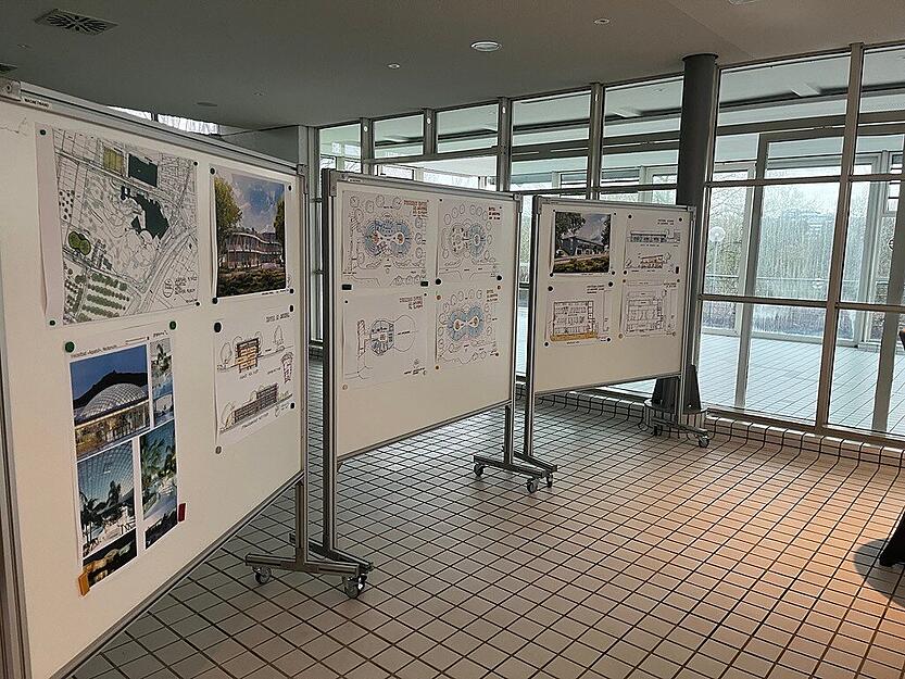 Auf Stellw&auml;nden werden die Pl&auml;ne f&uuml;r das Aquatoll-Comeback dargestellt.