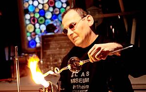 Bei Lenz Laborglas ist bis heute viel Handarbeit gefragt. Exportiert werden die "Schliffger&auml;te" in alle Welt.
Lenz