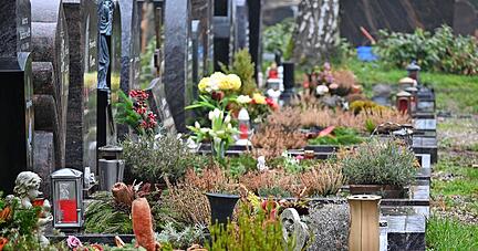 Ist die Ruhezeit eines Grabes abgelaufen, können Angehörige dessen Abräumung beauftragen. Die Stadt Künzelsau hat dafür jedoch zu viel berechnet.
Foto: Katrin Draskovits