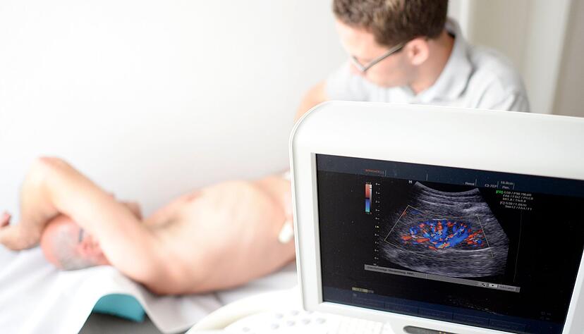 Ein Mediziner untersucht die Niere eines Patienten mit einem Ultraschallgerät Ein Mediziner untersucht die Niere eines Patienten mit einem Ultraschallgerät
