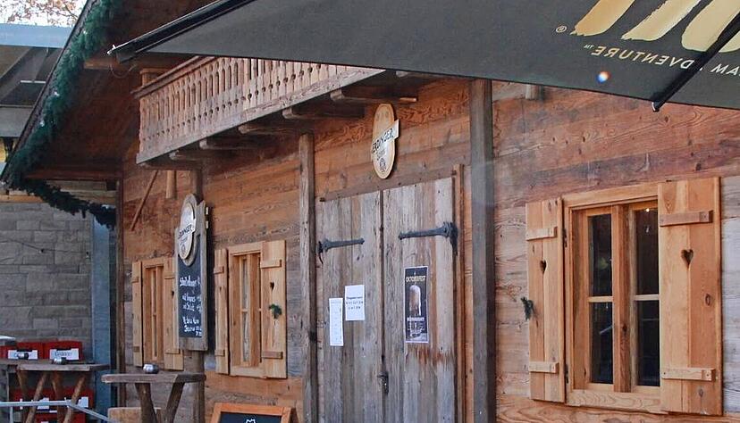 Feiern wie auf einer Skihütte gehört zu den großen Trends in der Gastroszene. Schon 2024 gab es die Almhütte beim Biergarten am Kocher in Künzelsau. Feiern wie auf einer Skihütte gehört zu den großen Trends in der Gastroszene. Schon 2024 gab es die Almhütte beim Biergarten am Kocher in Künzelsau.