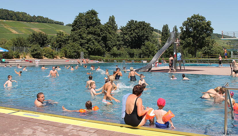 Toben, Schwimmen und Planschen: Ein solches Bild wird es in diesem Jahr in Niedernhall nicht geben. Wegen Corona bleibt das Freibad der Stadt zu.
Foto: Archiv/Doll