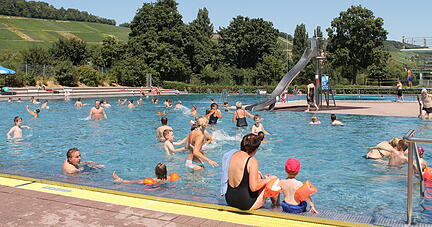 Toben, Schwimmen und Planschen: Ein solches Bild wird es in diesem Jahr in Niedernhall nicht geben. Wegen Corona bleibt das Freibad der Stadt zu.
Foto: Archiv/Doll