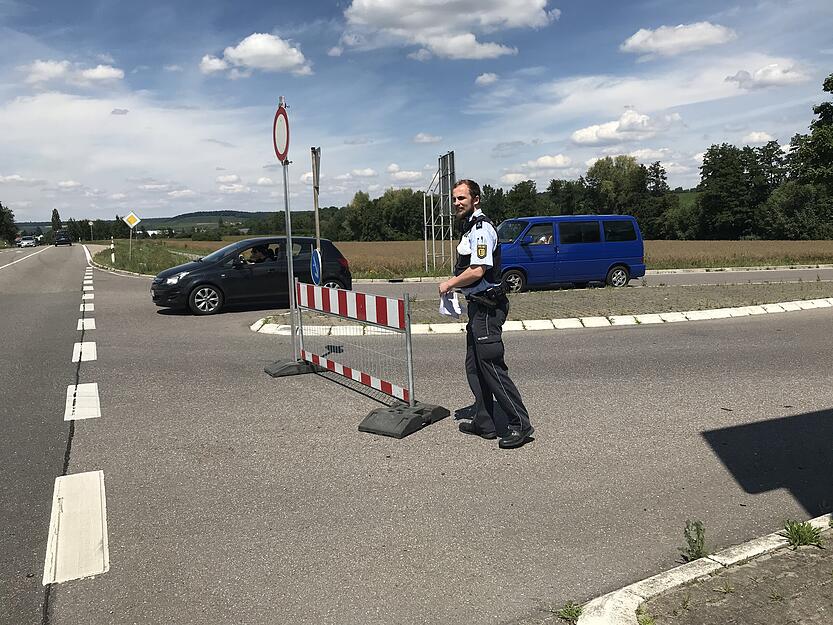 Die Polizei muss um 14 Uhr die Zufahrtstraße zum Breitenauer See sperren. Hintergrund ist, dass Rettungswagen jederzeit an den See kommen müssen, und jetzt schon alles zugeparkt ist.