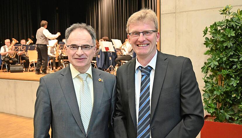 Krautheims aktueller Bürgermeister (links) freut sich für seinen Nachfolger Andreas Insam.