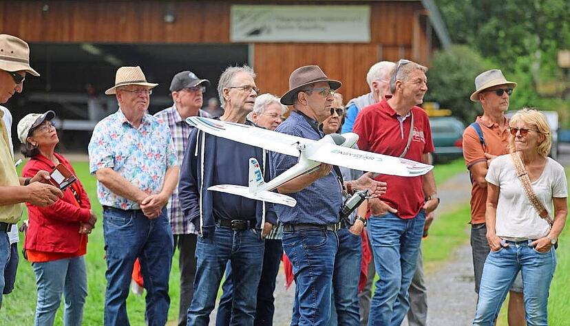 Lutz Stahl zeigt den Schulungsflieger des Vereins, mit dem Neulinge das Fliegenlassen von Motorfliegern üben. Alle sind mit Elektromotoren ausgestattet. Lutz Stahl zeigt den Schulungsflieger des Vereins, mit dem Neulinge das Fliegenlassen von Motorfliegern üben. Alle sind mit Elektromotoren ausgestattet.