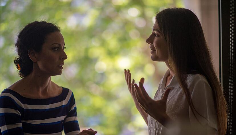 Viele kennen Situationen, in denen das Gegenüber in einen Redeschwall verfällt. Das ist oft keine Unhöflichkeit oder Desinteresse - sondern ein Mangel an echtem Kontakt. Viele kennen Situationen, in denen das Gegenüber in einen Redeschwall verfällt. Das ist oft keine Unhöflichkeit oder Desinteresse - sondern ein Mangel an echtem Kontakt.