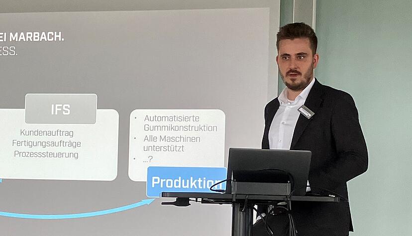 Moritz Marbach erläutert beim Marbach Performance Summit im Ipai, wie der Stanzformenspezialist Künstliche Intelligenz einsetzt.