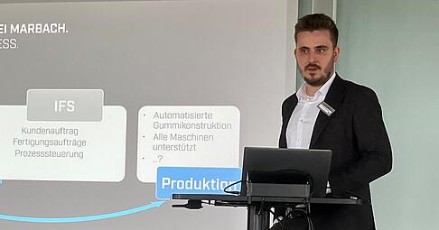 Moritz Marbach erläutert beim Marbach Performance Summit im Ipai, wie der Stanzformenspezialist Künstliche Intelligenz einsetzt.