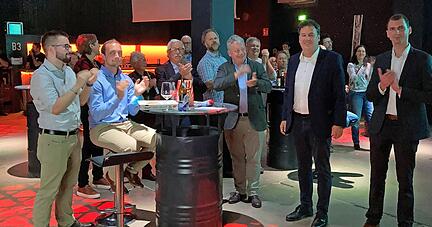 Rund 80 Menschen applaudieren in der Kantine 26 in Schwäbisch Hall Christian von Stetten zu: Er hat wieder den Wahlkreis Hohenlohe-Schwäbisch Hall geholt.
Foto: Yvonne Tscherwitschke