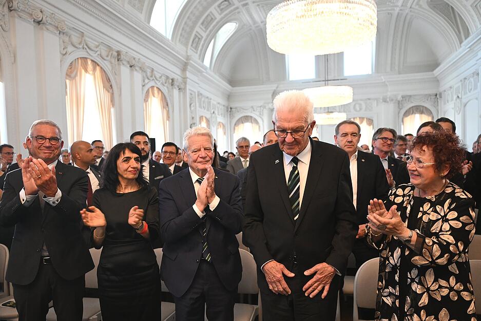 Winnfried Kretschmann (Mitte, Gr&uuml;ne) bedankt sich bei den applaudierenden G&auml;sten w&auml;hrend des Festakts zu seiner Verabschiedung. Darunter Muhterem Aras (von links nach rechts, Gr&uuml;ne), Joachim Gauck, ehemaliger Bundespr&auml;sident und seiner Ehefrau Gerlinde Kretschmann.