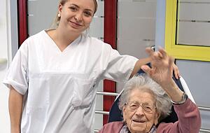 Die letzte Patientin Marianne Hellinger winkt im November 2019 zum Abschied.