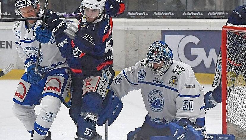Luis Ludin (Mitte) trug sich beim 12:6-Kantersieg der Heilbronner Falken gegen den SC Riessersee auch in die Torschützenliste ein.
Foto: Mario Berger Luis Ludin (Mitte) trug sich beim 12:6-Kantersieg der Heilbronner Falken gegen den SC Riessersee auch in die Torschützenliste ein.
Foto: Mario Berger