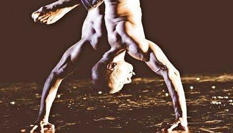 Vielseitiger Tanzperformer: Didier Boutiana im Komödienhaus.
Foto: Enilorac