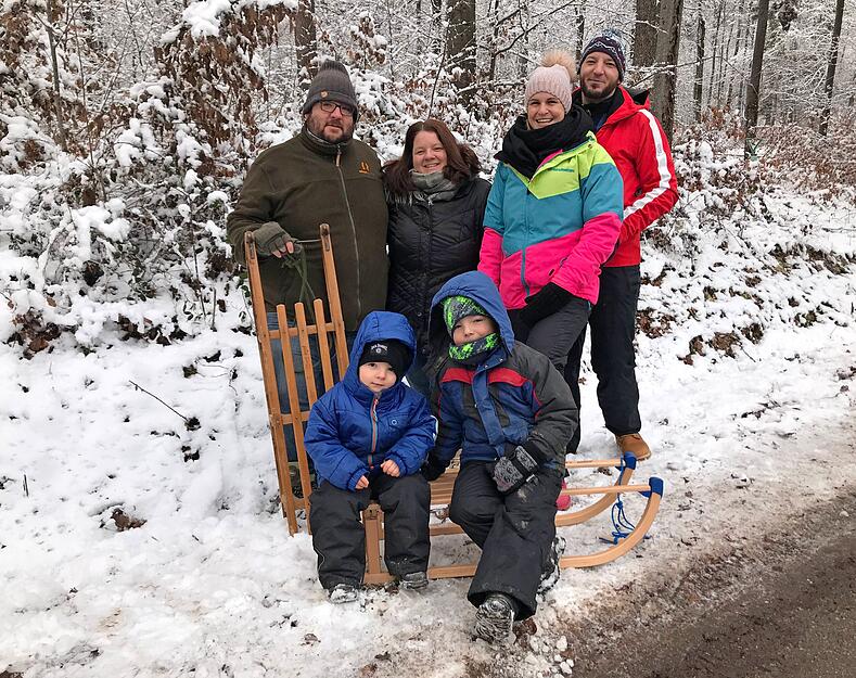 Stephan Ziegerer, Joshua, Ines und Felix Pfisterer, Anna Arpogaus und Timo Ziegerer (von links) im Schnee.
