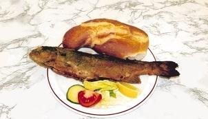 Forelle gebraten oder geräuchert kommt am Donnerstag in Forchtenberg auf den Tisch. Außerdem gibt es Steaks, Wurst und weitere Speisen.Foto: privat Forelle gebraten oder geräuchert kommt am Donnerstag in Forchtenberg auf den Tisch. Außerdem gibt es Steaks, Wurst und weitere Speisen.Foto: privat