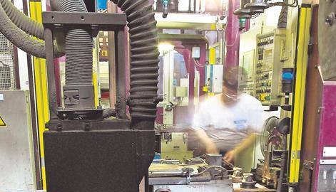 Kolben werden heute aus fl&uuml;ssigem Alu gegossen. Das soll bald Vergangenheit sein. Kolbenschmidt sieht die Zukunft in geschmiedeten Stahlkolben. 
Foto: Archiv/KSPG