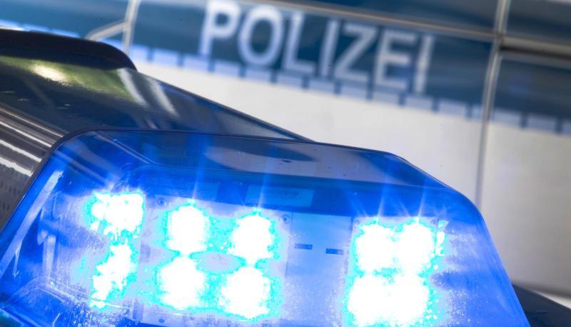 Ein Blaulicht auf dem Dach eines Polizeiwagens.