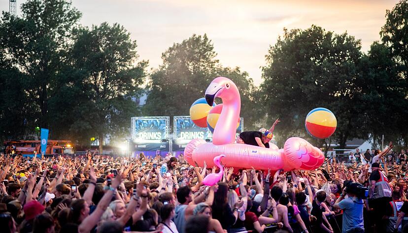 Genug trinken, Pausen einlegen, auch mal in den Schatten: All das hilft dabei, auch den l&auml;ngsten Festivaltag gut zu &uuml;berstehen.