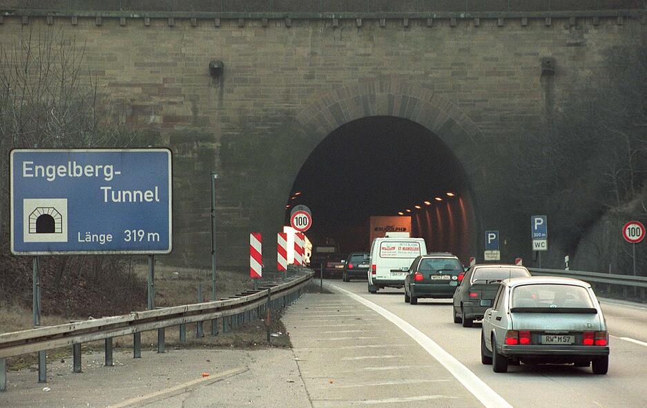 Bis zur Eröffnung des Engelbergbasistunnels quälte sich der Verkehr über eine Rampe mit sechs Prozent Steigung zum alten Tunnel, der höher am Berg lag. Eröffnet worden war das Bauwerk 1938 als Teil der neuen Reichsautobahn nach Heilbronn. Die Autobahnen spielten in der NS-Propaganda eine zentrale Rolle. Es war der zweite Autobahntunnel, der in Deutschland gebaut wurde. Bis zur Eröffnung des Engelbergbasistunnels quälte sich der Verkehr über eine Rampe mit sechs Prozent Steigung zum alten Tunnel, der höher am Berg lag. Eröffnet worden war das Bauwerk 1938 als Teil der neuen Reichsautobahn nach Heilbronn. Die Autobahnen spielten in der NS-Propaganda eine zentrale Rolle. Es war der zweite Autobahntunnel, der in Deutschland gebaut wurde.
