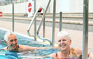 Endlich wieder gemeinsam: Die Freundinnen Christha Bernlöhr und Birgit Stähle können nach langer Zeit wieder zusammen schwimmen.
Foto: Katrin Draskovits