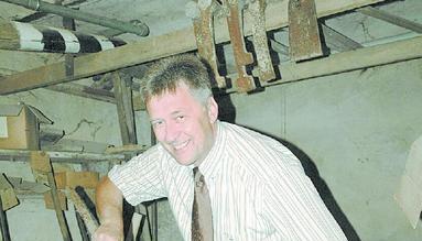 Im Neuenstädter Bahnhof findet sich allerlei aus alten Tagen. Betriebsleiter Reinhard Mühling mit einem alten Warnschild. (Foto: Waltraud Langer)