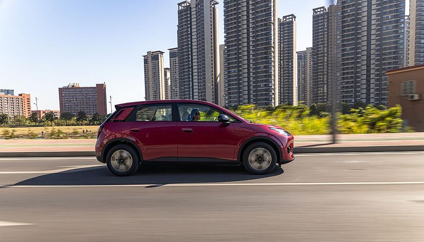 Von der Leine gelassen: Für die Exportversion im kommenden Jahr nennt der Hersteller eine Spitze von 180 km/h. Von der Leine gelassen: Für die Exportversion im kommenden Jahr nennt der Hersteller eine Spitze von 180 km/h.