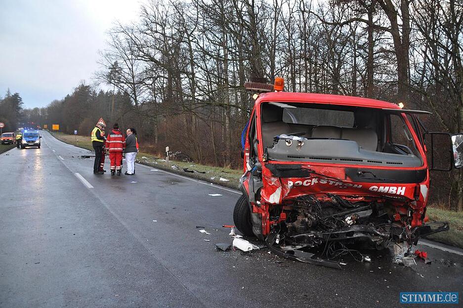 Schlimmer  Glatteis Unfall zwischen  Backnang Aspach und Großbottwar im Kreis Ludwigsburg L1115 wegen Glatteis  krachte ein klein LKW mit einen PKW zusammen mehrere wurden  schwerverletzt.