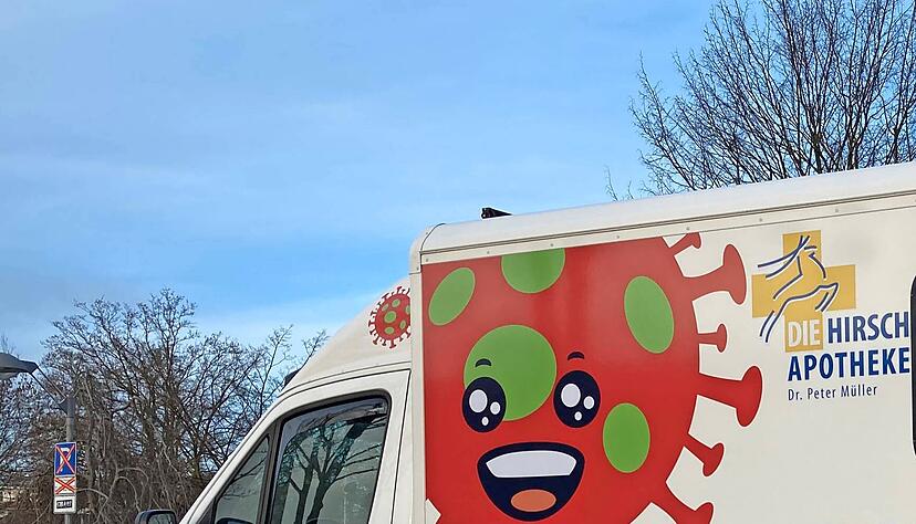 Steht vor der Kultura und f&auml;hrt zu Firmen: das Testmobil der Hirschapotheke.